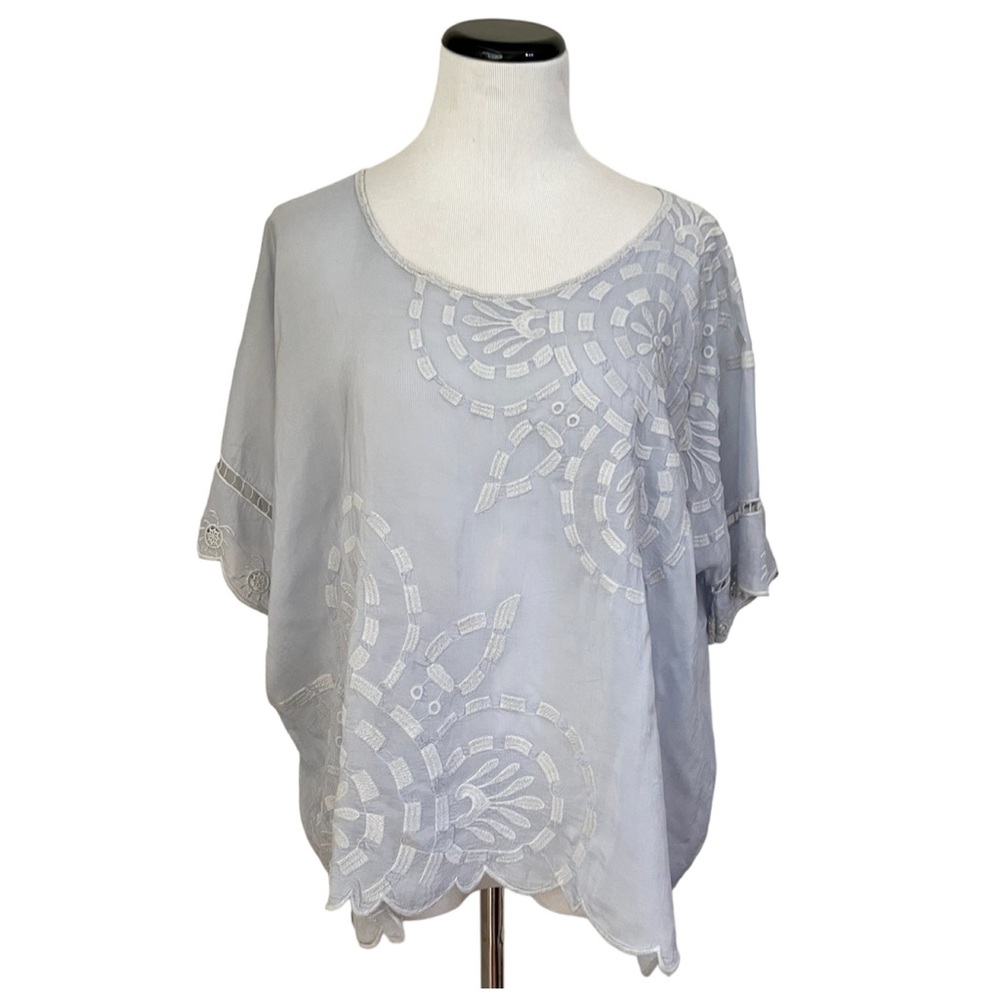 Johnny Was light gray floral embroidered top women’s size medium